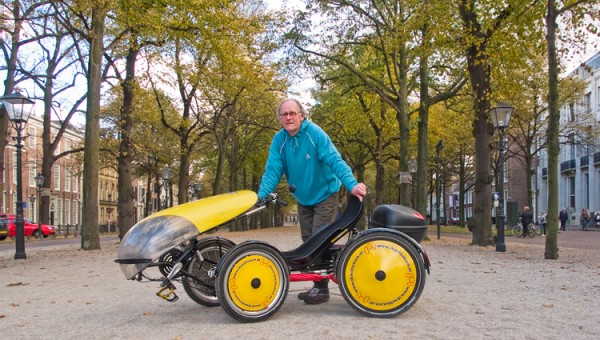 Jan van Zelderen met zijn YanBike op het Lange Voorhout te 's-Gravenhage