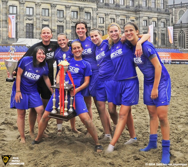 Nederlands Kampioen Beach Soccer 2011 voor de kanjers van RCL voor het Koninklijk Paleis op de Dam te Amsterdam.