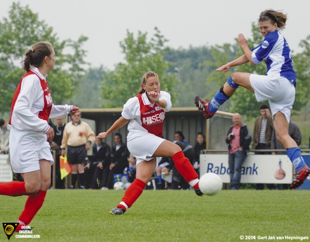 Ramona van der Harst in actie in Etten Leur tegen DSE voor een plek in de Hoofdklasse.