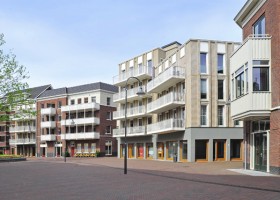 De bewoners van de statige appartementen op het Damplein zijn de overlast zat.