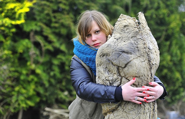 Conceptuele kunst van Mariëlle de Bruijn. Van aggredior naar aggredo met positive alsmede negatieve agressiviteit met emotie en transparantheid.