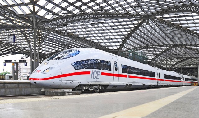 De Siemens Valero staat als ICE 3 hogesnelheidstrein gereed voor vertrek in Keulen. De NS had beter deze treinstellen kunnen aanschaffen voor de HSL lijn tussen Amsterdam en Brussel.