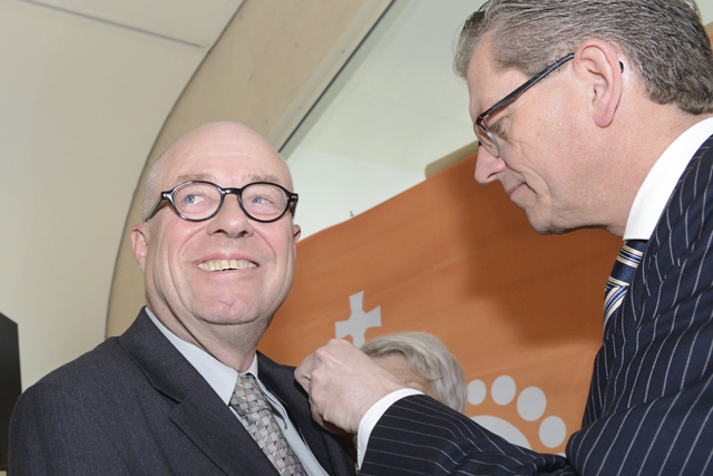 Paul de Kleijn ontvangt van Burgemeester Gerrit Jan Gorter van Zeewolde de versierselen behorende bij de Ridderorde van Oranje Nassau