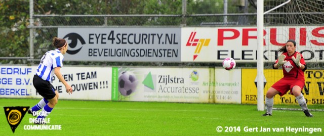 Thea de Blaeij scoort voor IJzendijke de 0-1 tegen Berkel.