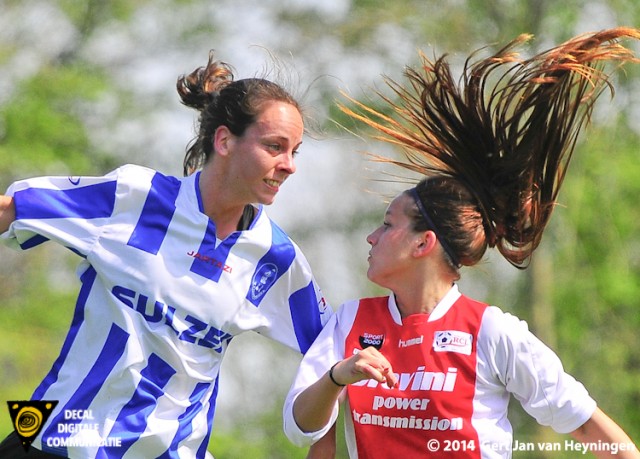 Links Marjolein de Munck van IJzendijke en rechts Romana Bernardon van RCL in een kemphanen duel.