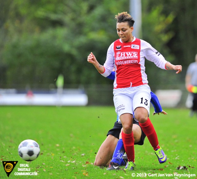 Stephanie Valk heeft vrij baan om de 2-0 voor RCL te scoren in de wedstrijd tegen The Knickerbockers.