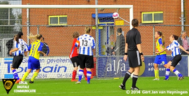 Lindy Hogedoorn van Berkel scoort de gelijkmakende 1-1 tegen IJzendijke.