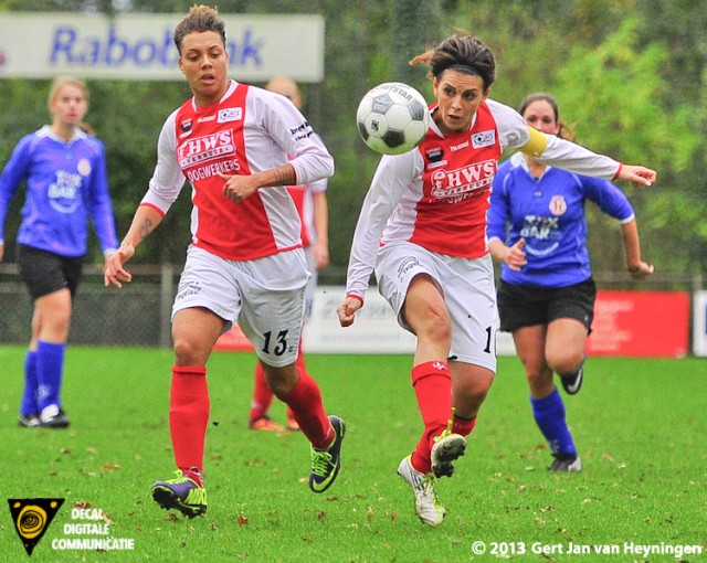 Eensgezind wordt de aanval gezocht met Samira Benchamach en Stephanie Valk van RCL in het duel tegen The Knickerbockers.