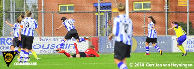 Natuurlijk Nadine Bier van Berkel die de thuisploeg naar 2-1 schiet tegen IJzendijke.