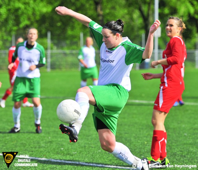 Opnieuw Nicole Zijderveld die voor ARC de 4-1gaat scoren tegen Faja Lobi KDS. 