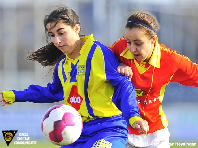 Romana Basilaris van Berkel in fel duel met Najat Hafid van Sporting.