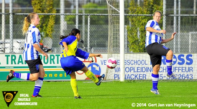 Ramona Basilaris van Berkel passeerde Nouk Wiersum om vervolgens uit te halen. Het leer verdwijnt in de kruising en 3-1 voor Berkel tegen IJzendijke.