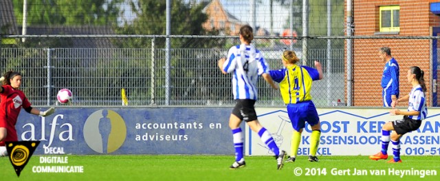 Annelien van Hecke van IJzendijke brengt de spanning weer terug in het duel tegen Berkel,