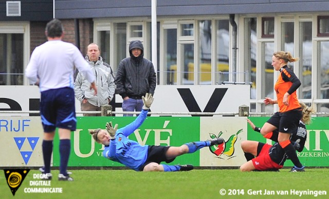 Kelly Bogaerts van SteDoCo scoort de aansluitingstreffer tegen Oranje Nassau.