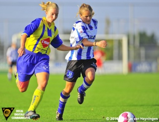 Daphne Godee van Berkel op weg naar de 4-2 in de wedstrijd tegen IJzendijke.