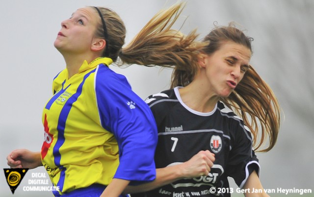 Tara de Boe van Berkel in duel met Berni van der Lecq van Jodan Boys.