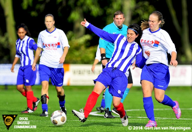 SVS tegen sc Botlek met Marcela Cabrera  aan de bal voor SVS