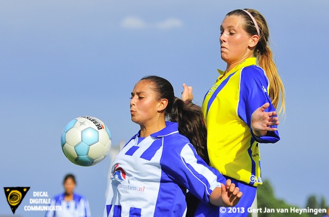 Links SVS speelster Dounia el Biyar en rechts Lindy Hogedoorn van thuisploeg Berkel.