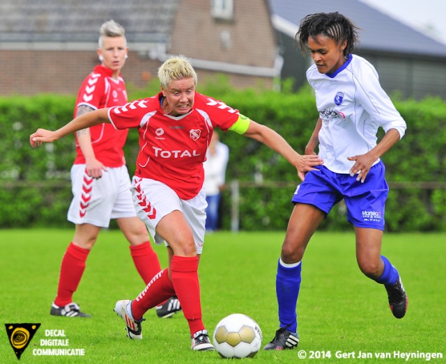 Rhoon aanvoerster Sandra van Tol in duel met Zwervers speelster Ennely Pinto.