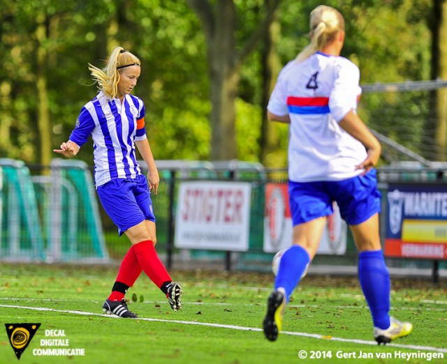 SVS aanvoerster Linda Los gaat de 3-1 scoren tegen Botlek in het KNVB bekerduel. Miranda Stoevelaar van Botlek komt te laat.