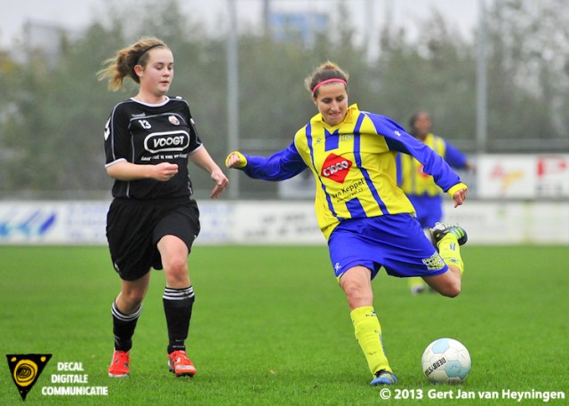 Linda van Campenhout van der Helm van Berkel sterk aan de bal in duel met Ingrid Brokke van Jodan Boys.