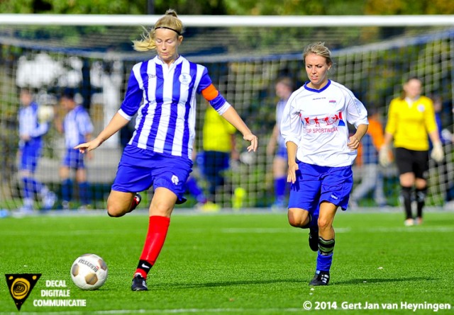 Rechts de spits van Botlek Amy van Luik en links SVS aanvoerster Linda Los.