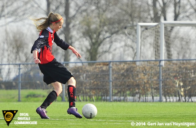 Kirsten Hendriks van ARC op weg naar de 1-0 in het duel tegen RCL.