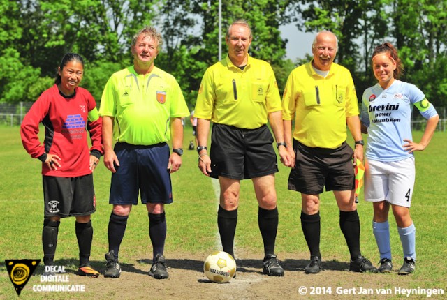 Van links naar rechts aanvoerster van FC Rijnvogels Jaclyn Leiwakabessy, assistent Nico van den Dop, leidsman John Evenwel, eerste assistent Henk van Rijn en RCL aanvoerster Stephanie Hartogs.