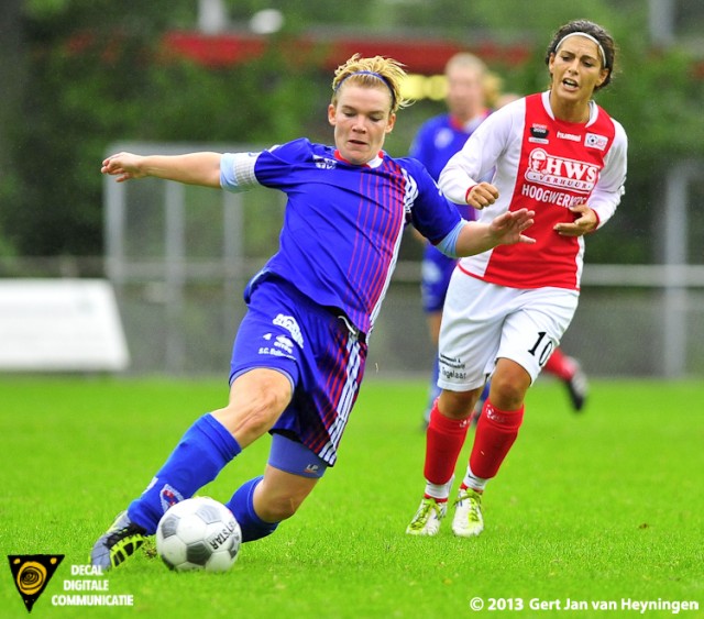 RCL - Buitenveldert. Aanvoerster Joyce Overkleeft van Buitenveldert is Samira Benchamach van RCL voorbij.