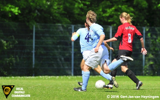 Mirjam Gerling van FC Rijnvogels gaat de gelijkmaker scoren tegen RCL.