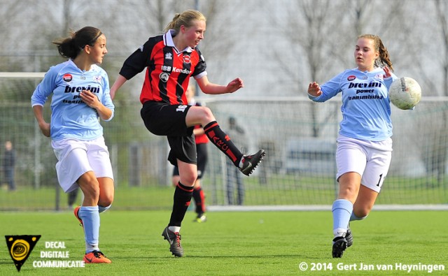 Hannah Sprengers van ARC met een prima pass voorbij de RCL speelsters Malu Postel en Judith Hogendoorn.