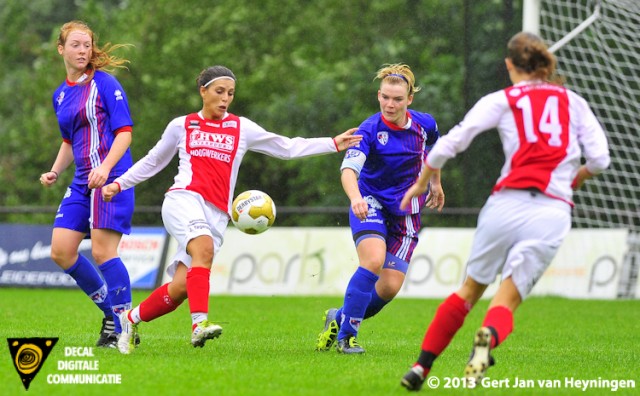 RCL - Buitenveldert. Samira Benchamach van RCL met de mogelijkheid de score te openen in het duel tegen Buitenveldert.