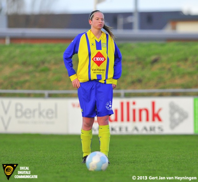 Lisa Wijnen van Berkel kijkt heel geconcentreerd bij deze vrije trap van 30 meter. Wijnen gaat de bal onhoudbaar voor Susan Hogenboom van RCL in de kruising schieten. De ban gebroken en de 1-0 op het scorebord voor thuisploeg Berkel.