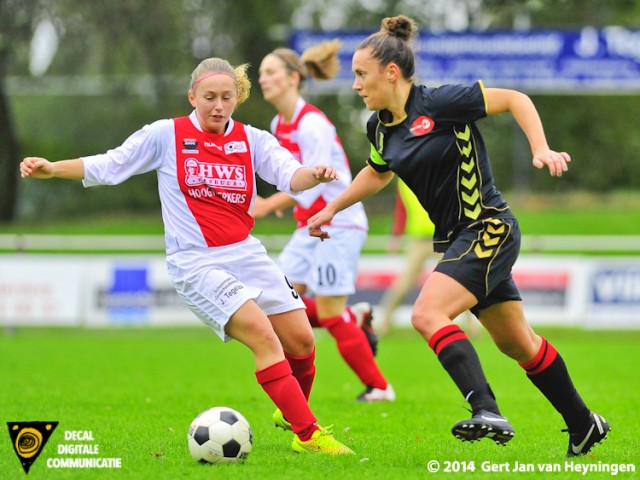 Aanvoerster Anouk Wisse van Wartburgia in duel met Dominique van Wensveen van RCL.