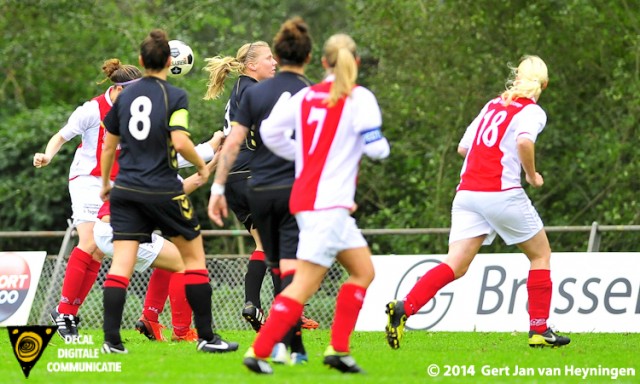 Quinty van der Velde van RCL kopt de bal in de touwen en zet RCL tegen Wartburgia op voorsprong.