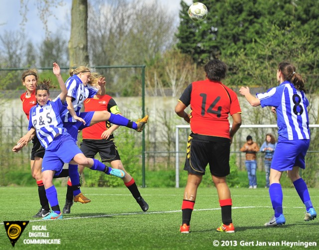 De kopbal van Leonoor van Nieuwenhuizen van Wartburgia onderweg naar het bevrijdende derde doelpunt.