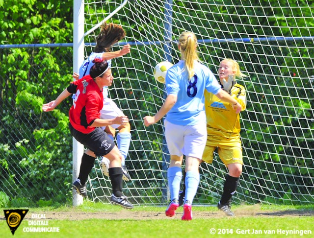 Malu Postel van RCL scoort in de rebound de openingstreffer in het duel tegen FC Rijnvogels.