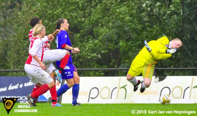 Inleiding van het eerste doelpunt van RCL. De inzet van Stephanie Valk van RCL waarbij het leer achter de doellijn wordt weggewerkt. 1-0 voor RCL tegen Buitenveldert een feit.