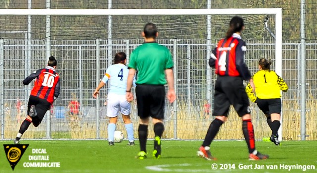 Nicole Zijderveld van ARC snel en behendig op weg naar de 2-1 voorsprong tegen RCL.