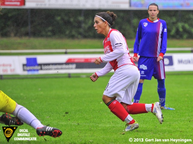 Op aangeven van Samanta Stojanovic scoort Samira Benchamach de 2-0 voor RCL.