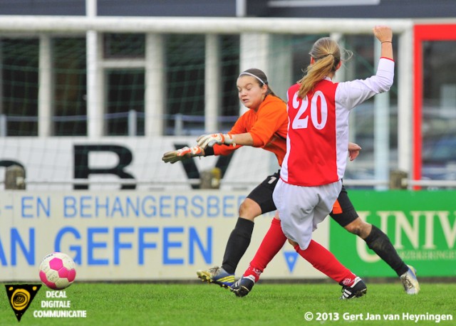 Op aangeven van Bianca van der Meer scoort Marijke van den Berg voor RCL in het bekerduel tegen SteDoCo de 0-1.