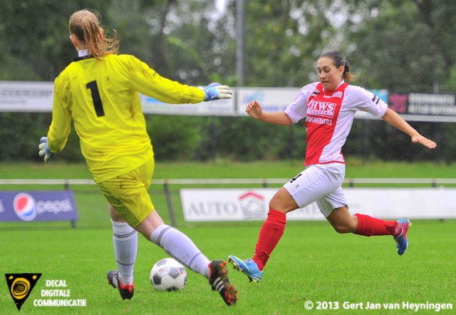 De derde van RCL in de maak in de wedstrijd in de Topklasse Vrouwen tussen RCL en Buitenveldert. Op aangeven van Stephanie Valk loopt Samanta Stojanovic van RCL prima door en passeert doelvrouwe Lindsey Boode van Buitenveldert.