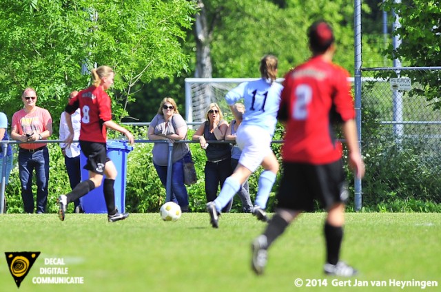 Na een fraaie slalom is het opnieuw Mirjam Gerling van FC Rijnvogels die gaat afdrukken tegen RCL.