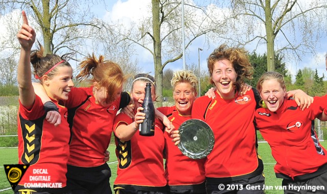 De ontlading voor Wartburgia na het behaalde kampioenschap in de Hoofdklasse Zaterdag.