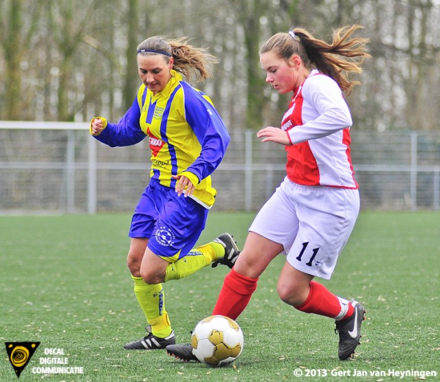 Nadine Bier van Berkel tracht de bal te onderscheppen in een rechtstreeks duel met RCL speelster Judith Hogendoorn. Enkele seconden later wordt het leer geblokt en de enkel van Bier slaat dubbel.