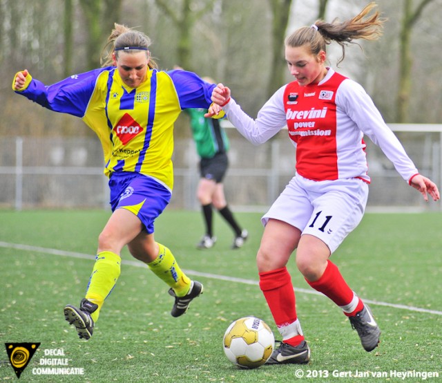 Een duel tussen Judith Hogenboom van RCL en Nadine Bier van Berkel. Op ongelukkige wijze wordt Nadine Bier aangetikt en moest noodgedwongen het veld verlaten.