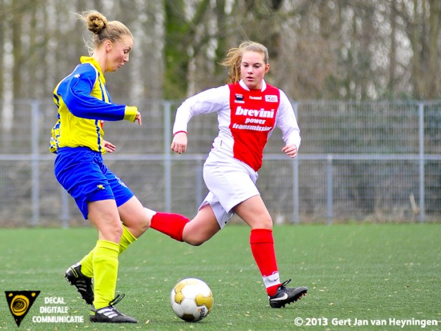 Melissa van den Berg van Berkel in duel met Judith Hogenboom van RCL.