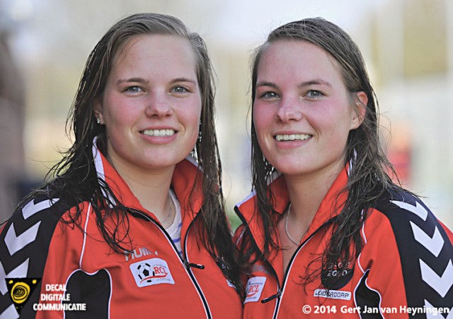 De tweeling Hogenboom speelt met veel plezier bij RCL in Leiderdorp. Links Susan en rechts Judith.