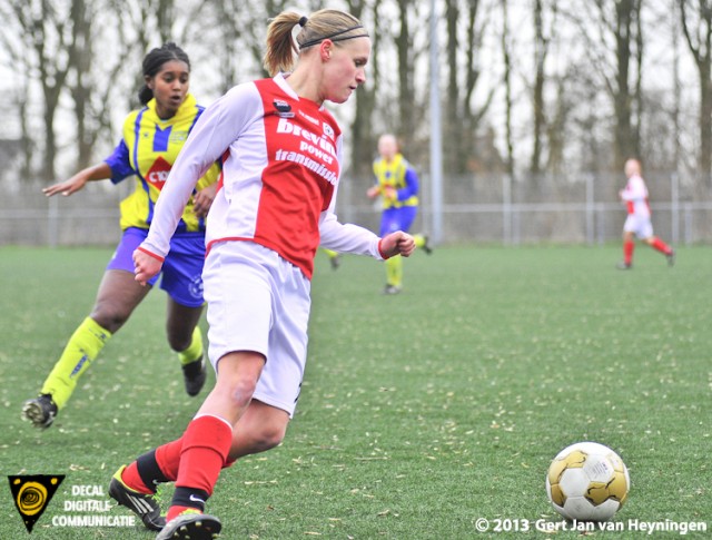 RCL - Berkel. De actieve Kirsten Kok van RCL vocht met Isabel Heinsbroek van Berkel menig duel uit in de slechts 21 minuten.