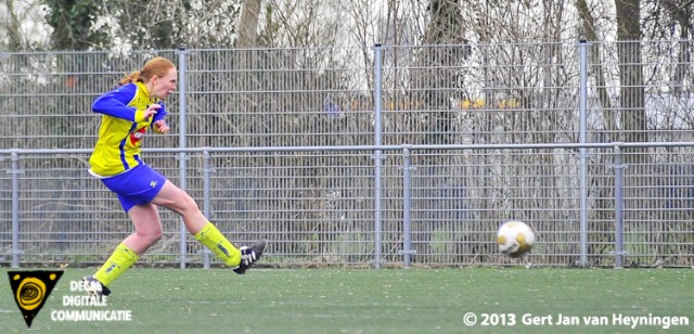 Berkel spits Silvia Boogaard op weg naar de 0-3 in het duel tegen RCL in Leiderdorp.